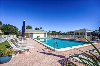 5532 NE Gulfstream Way in Stuart, FL - Foto de edificio - Building Photo
