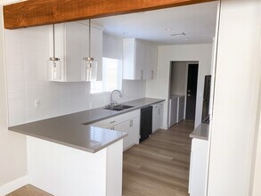 14859 Chatsworth Dr in Mission Hills, CA - Foto de edificio - Building Photo