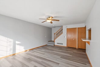 4310 Meghan Lane in Eagan, MN - Foto de edificio - Building Photo