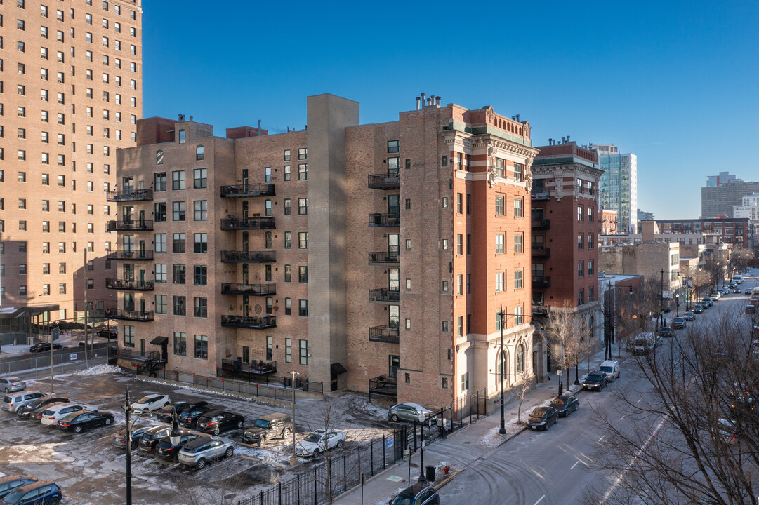 Trevi Square in Chicago, IL - Building Photo