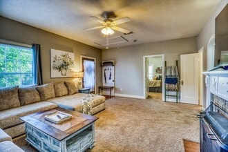 909 W Main St in Brenham, TX - Foto de edificio - Building Photo