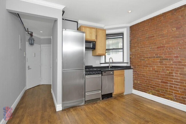 221 E 23rd St
