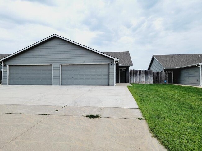 1318 N Curtis Ct in Wichita, KS - Foto de edificio - Building Photo