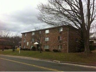 Colonial Manor in Waterbury, CT - Building Photo