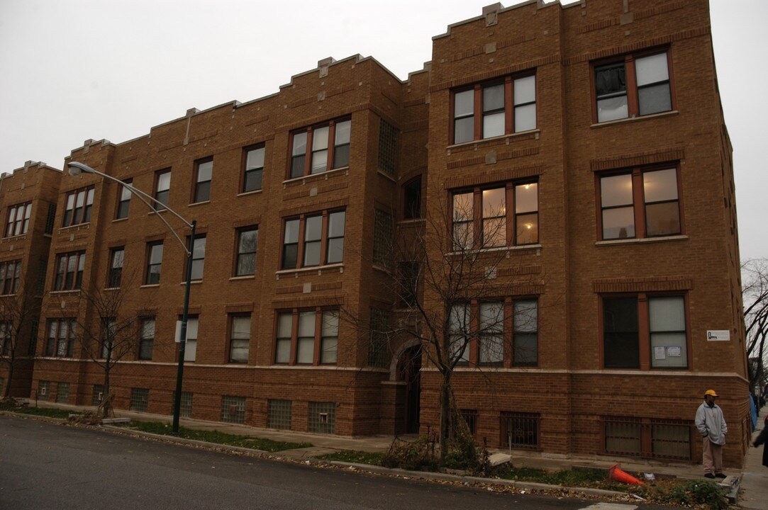 1001 N Campbell Ave in Chicago, IL - Foto de edificio