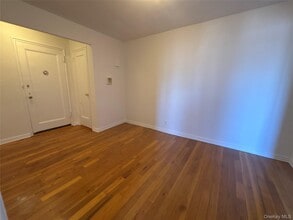 23 Schenck Ave in Great Neck, NY - Building Photo - Building Photo