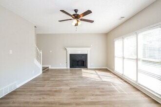 2033 Oak Springs Dr in Memphis, TN - Building Photo - Building Photo