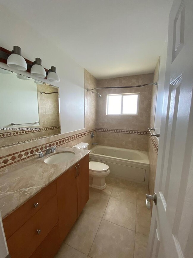 3842 NE 171 St in North Miami Beach, FL - Building Photo - Building Photo
