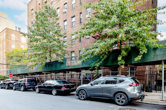 Cooperative in Rego Park, NY - Foto de edificio - Building Photo