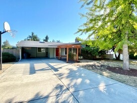 15401 NE 3rd Pl in Bellevue, WA - Building Photo