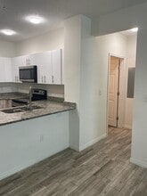 2121 McCoy Rd in Belle Isle, FL - Foto de edificio - Building Photo