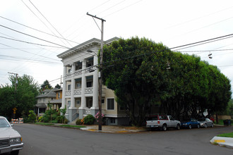 1005 SE 14th Ave in Portland, OR - Foto de edificio - Building Photo