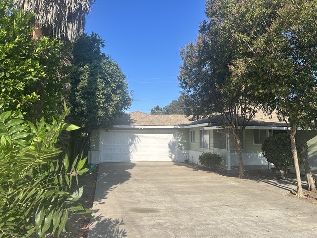 137 Las Flores Ave in Modesto, CA - Building Photo - Building Photo
