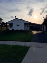 9 Daffodil Ln in Levittown, PA - Building Photo