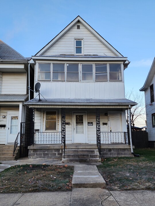 223 N Washington Ave in Kankakee, IL - Foto de edificio