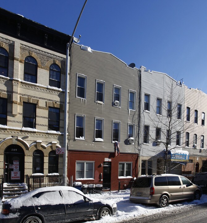 211 Irving Ave in Brooklyn, NY - Building Photo