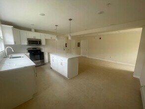 105 Chandler Ave, Unit 2 in Roselle, NJ - Foto de edificio - Building Photo