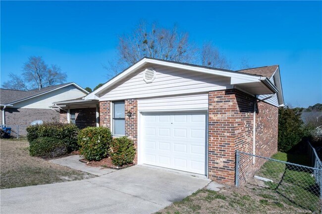 2215 Spindletree Dr in Fayetteville, NC - Building Photo - Building Photo