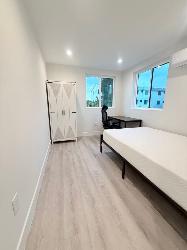 1415 W 35th Pl in Los Angeles, CA - Foto de edificio - Building Photo