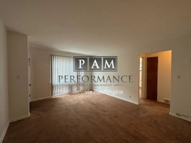 2155 S 102nd St in West Allis, WI - Foto de edificio - Building Photo