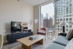8 E Huron St in Chicago, IL - Building Photo