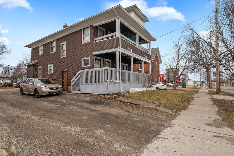 832 N Larch St in Lansing, MI - Building Photo