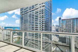 475 Brickell Ave in Miami, FL - Building Photo