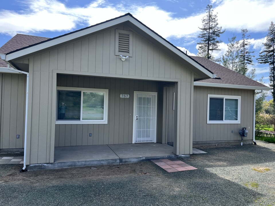 757 Sunnyside Rd in St Helena, CA - Building Photo