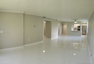 9495 Evergreen Pl-Unit -Apt 107 in Davie, FL - Building Photo - Building Photo