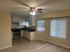 4433 3/4 Towne Ave in Los Angeles, CA - Building Photo