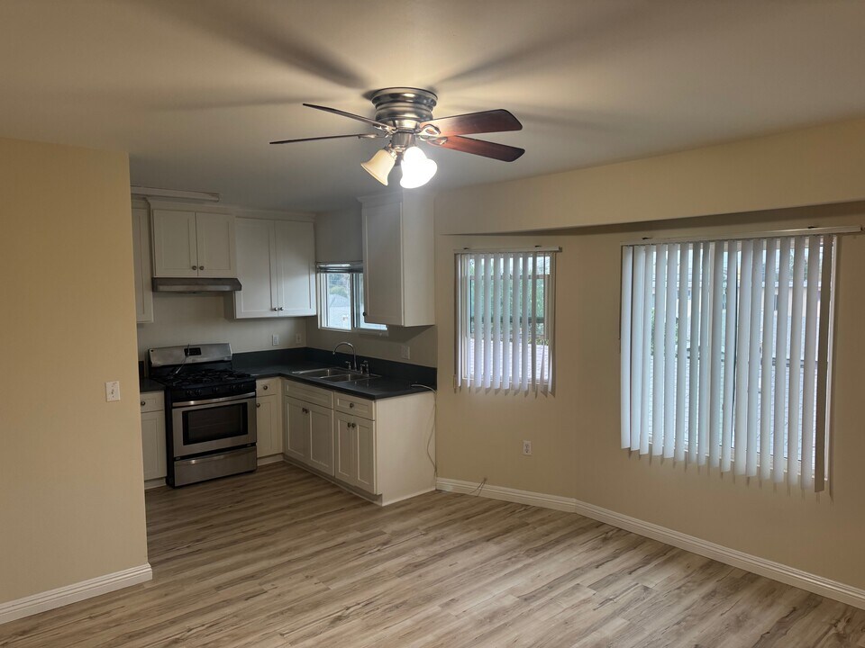 4433 3/4 Towne Ave in Los Angeles, CA - Foto de edificio