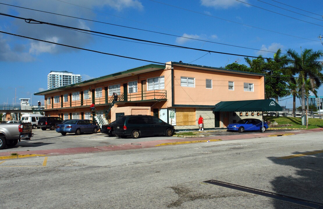 Pierre On the Bay in Miami Beach, FL - Foto de edificio
