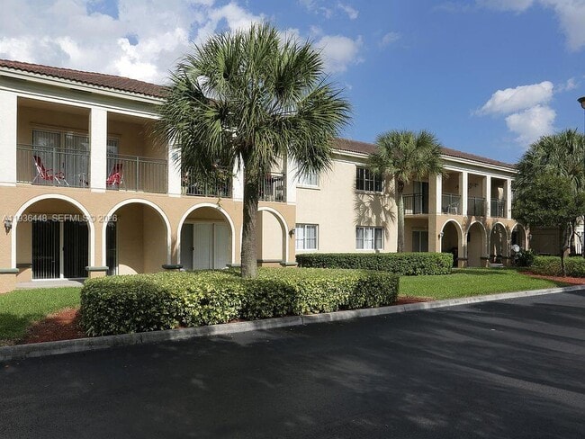 2452 Centergate Dr in Miramar, FL - Foto de edificio - Building Photo
