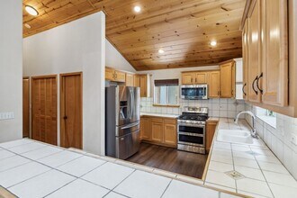 10694 Laurelwood Dr in Truckee, CA - Building Photo - Building Photo