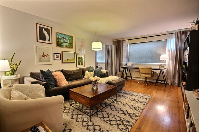 530 W Olympic Pl in Seattle, WA - Building Photo - Building Photo