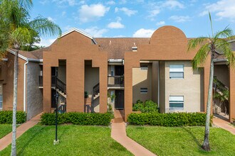 Fairway Greens in Pembroke Pines, FL - Building Photo - Building Photo