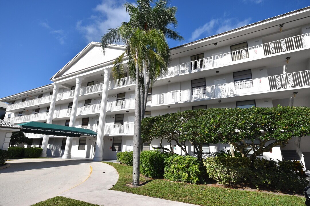 3540 Whitehall Dr-Unit -405 in West Palm Beach, FL - Building Photo