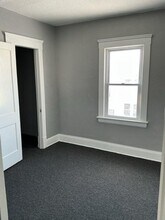 9904 Manor Ave in Cleveland, OH - Foto de edificio - Building Photo