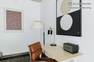 215 W Lake St in Chicago, IL - Foto de edificio - Building Photo