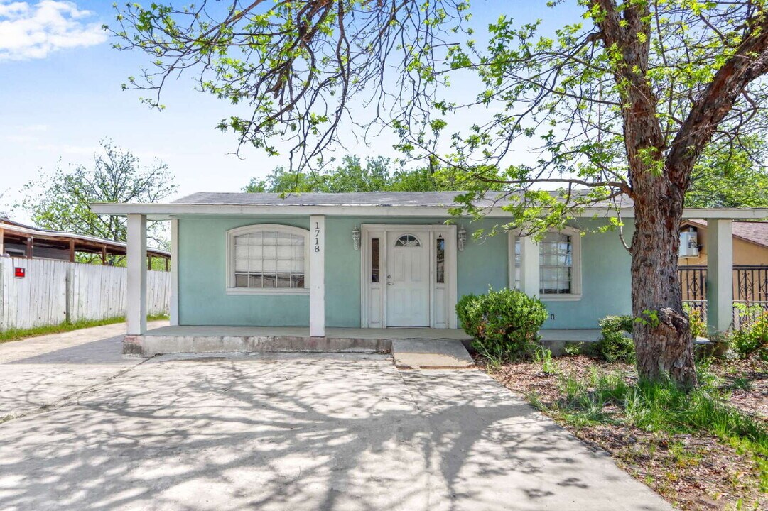 1718 Commercial Ave in San Antonio, TX - Building Photo