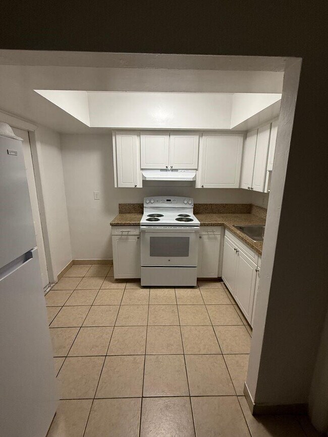 890 NW 39th St in Oakland Park, FL - Foto de edificio - Building Photo