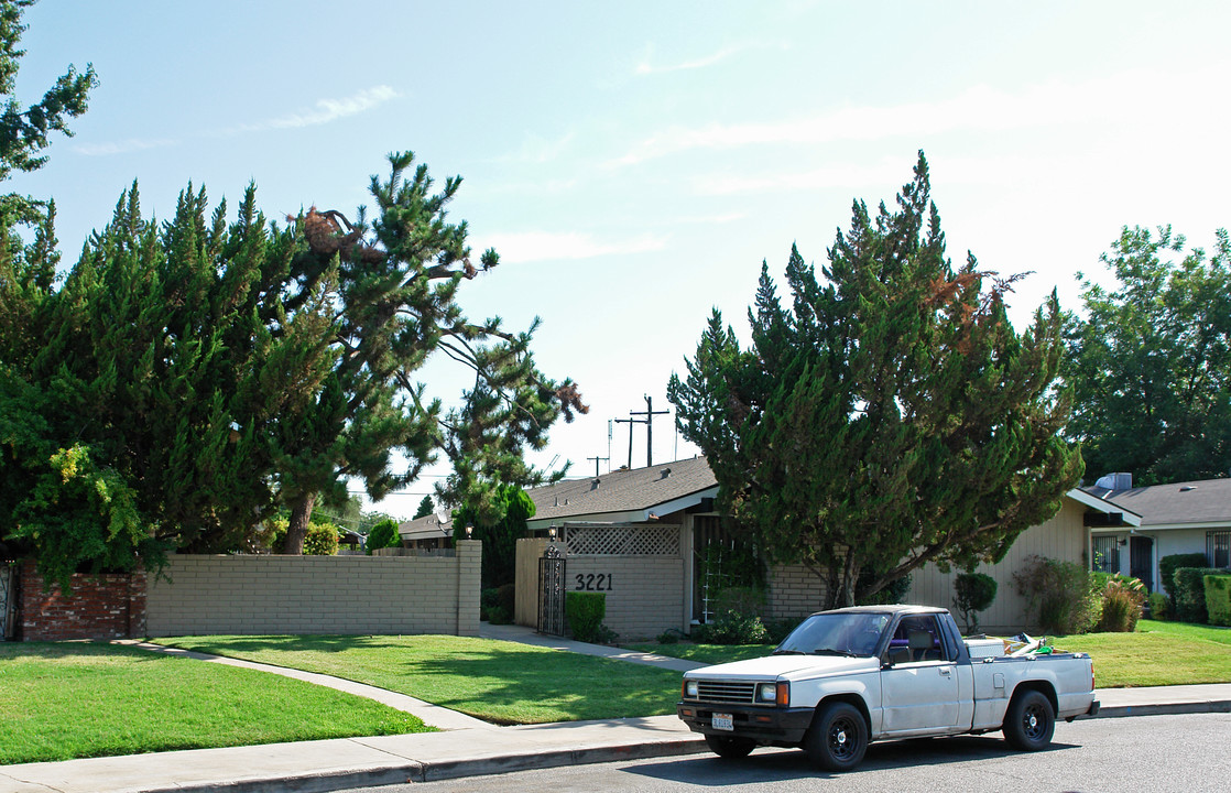 3221 E Normal Ave in Fresno, CA - Building Photo