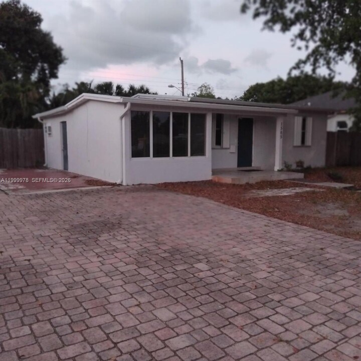 1565 NE 48th St in Pompano Beach, FL - Building Photo