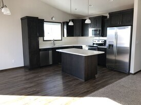 5994 58th St S in Fargo, ND - Building Photo