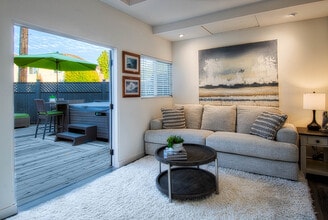 3200 Clay St in Newport Beach, CA - Foto de edificio - Building Photo