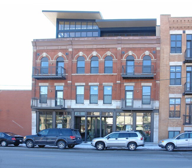 3133 N Lakewood Ave