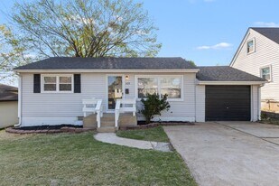 429 Chamberlin Dr in Ballwin, MO - Building Photo