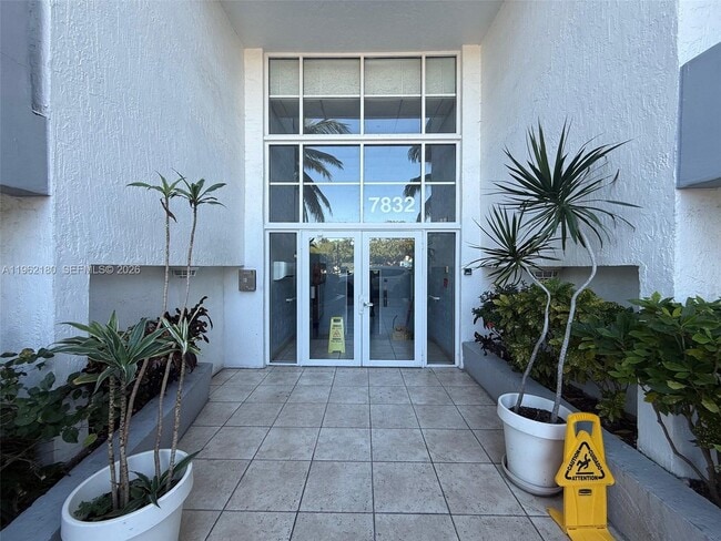 7832 Collins Ave in Miami Beach, FL - Building Photo - Building Photo