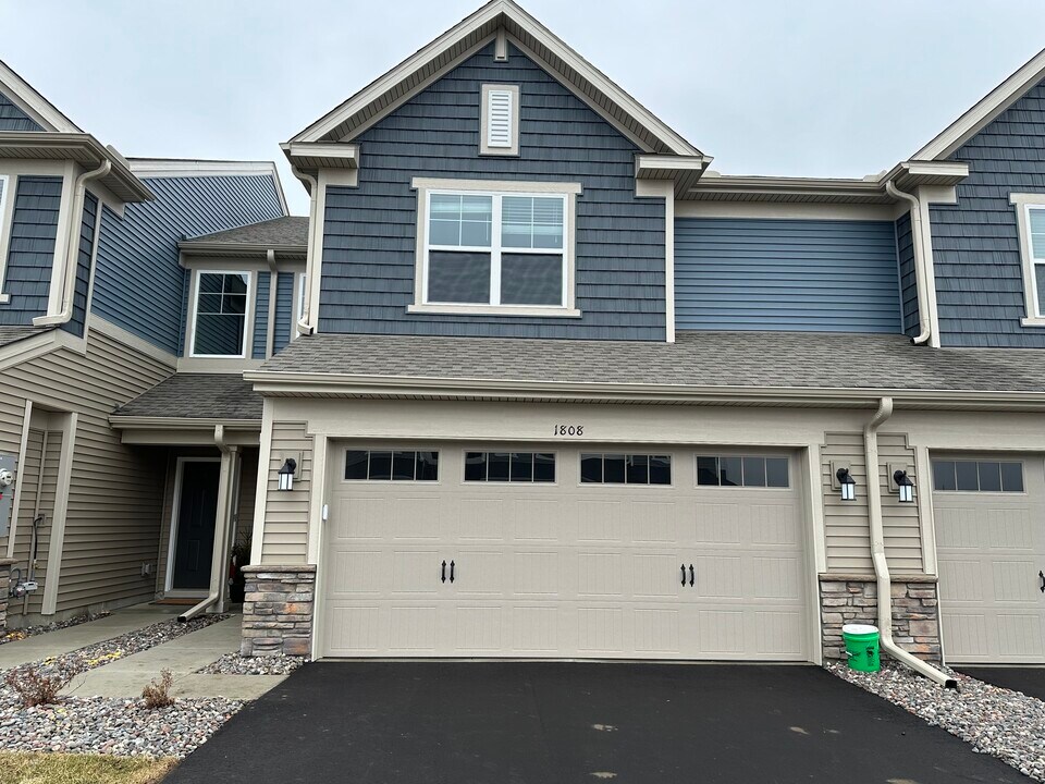 1802 Arbor Ln in Carver, MN - Building Photo