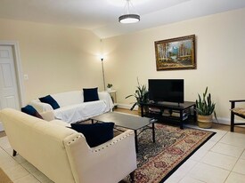 445 Knoll St NW in Vienna, VA - Building Photo